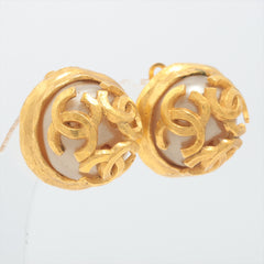 Chanel Round CC Pearl Clip Earrings (Costume Jewellery) Chanel Round CC Pearl Clip Earrings (Costume Jewellery)