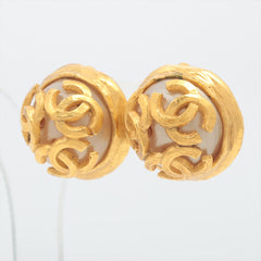 Chanel Round CC Pearl Clip Earrings (Costume Jewellery) Chanel Round CC Pearl Clip Earrings (Costume Jewellery)